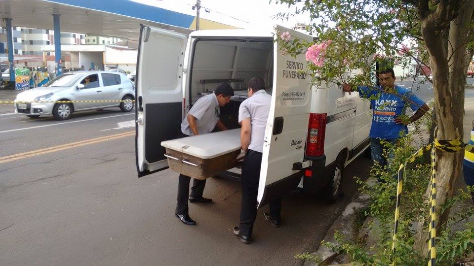 Motoqueiro perde o controle, bate em carro e morre em Piracicaba