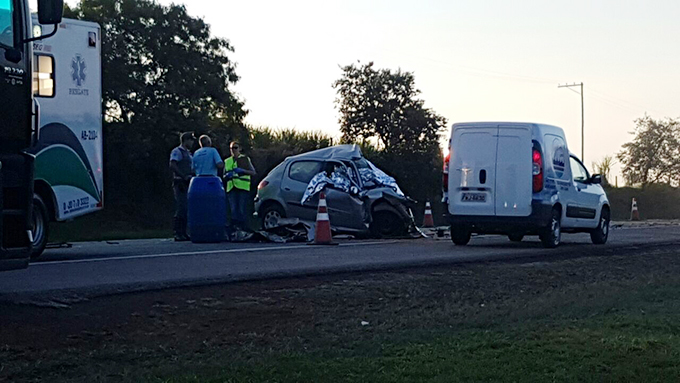 Em colisão frontal com carreta, mulher morre na Rod. do Açúcar