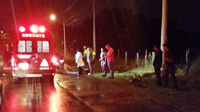 Adolescentes ficam em estado grave após serem atropelados por carro