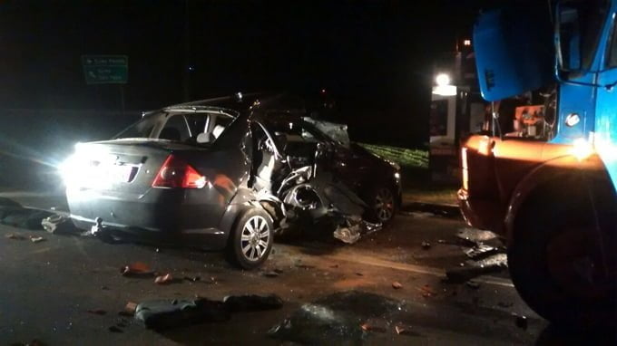 Três ficam em estado grave após acidente com caminhão na Rodovia do Açúcar