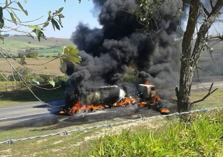 Carreta pega fogo na Rodovia do Açúcar depois de ser atingida por carro