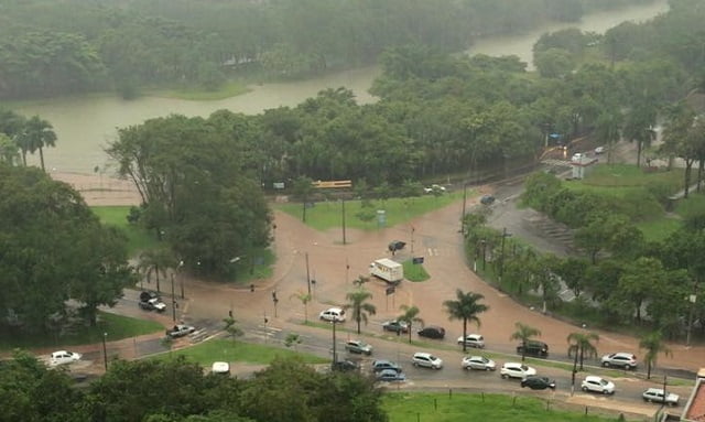 Chuva alaga ruas e faz nível do rio Piracicaba subir
