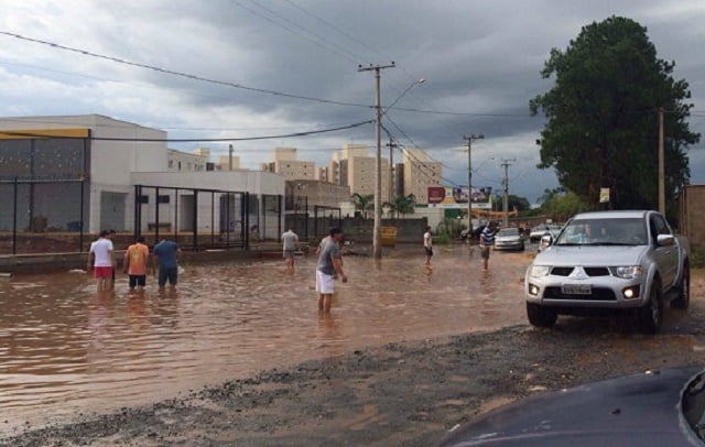 Bairros de Piracicaba estão sofrendo alagamentos em ruas e casas