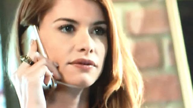 Alinne Moraes fala com celular de cabeça para baixo em cena de “Rock Story”