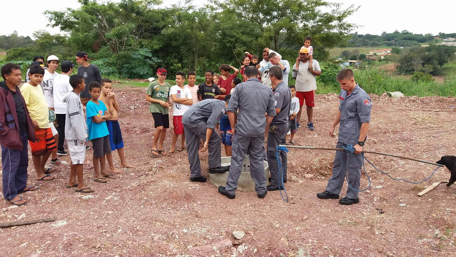 Bombeiros resgatam animais caídos em manilha de esgoto aberta em Piracicaba