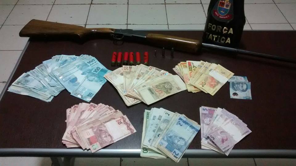 Dono de bar é detido com armas e dinheiro suspeito no Caxambu