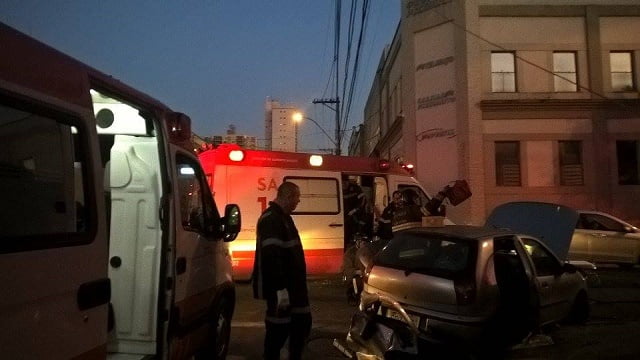 Bombeiros retiram mulher presa em carro após acidente nesta manhã (15)
