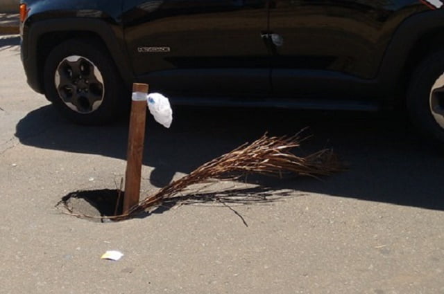 Pedaço de pau sinaliza buraco fundo na frente de UPA em Piracicaba