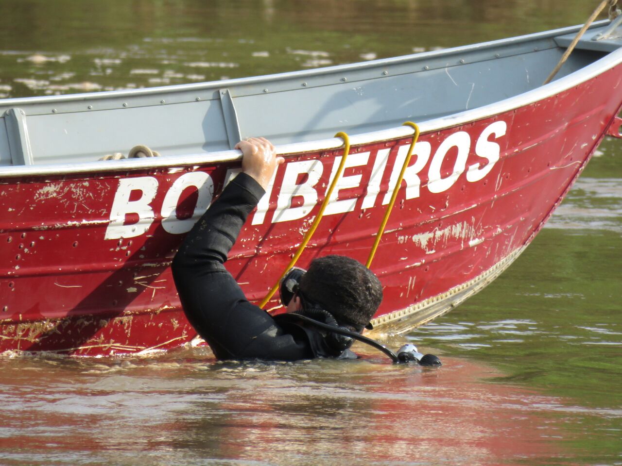 Bombeiros retomam as buscas por menino de 11 anos no rio Piracicaba