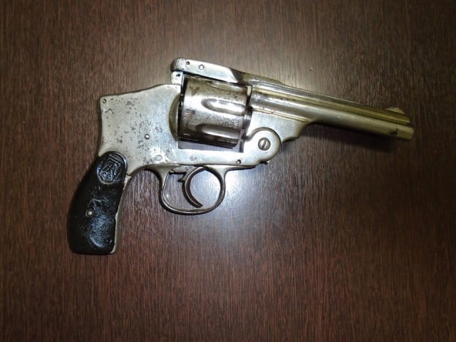 Homem compra arma no ‘rolo’ e de brinde acaba conhecendo a delegacia