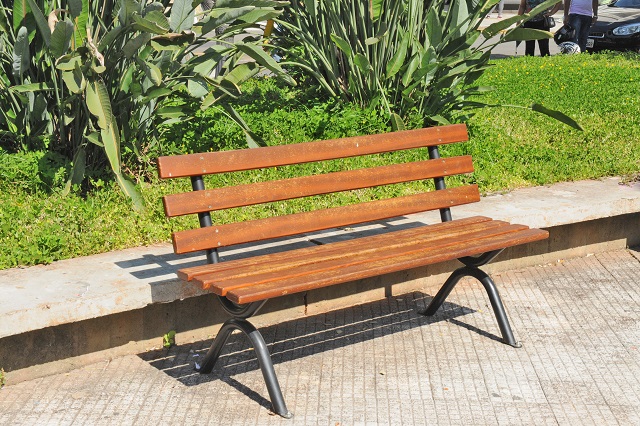 Praça José Bonifácio recebe novas lixeiras e novos bancos