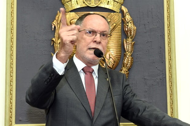 Barjas propõe redução de salários, demissões e corte de gratificação de comissionados