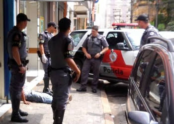 Homem ficou caÃdo no chão enquanto resgate não chegava - Foto: Júnior Cardoso