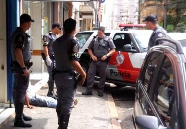 Homem ficou caído no chão enquanto resgate não chegava - Foto: Júnior Cardoso