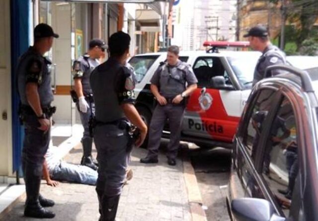 Homem ficou caÃ­do no chÃ£o enquanto resgate nÃ£o chegava - Foto: JÃºnior Cardoso