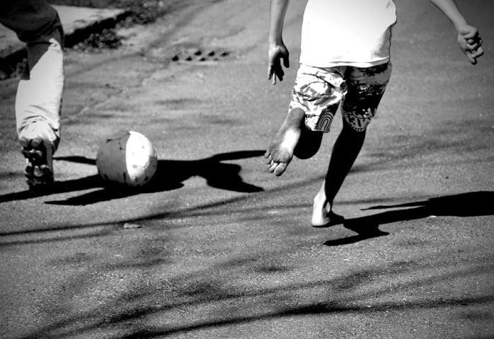 Duas crianças são atropeladas durante brincadeira de bola em rua