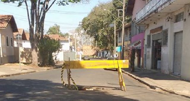 Buraco em avenida e sinalização geram queixas em Ártemis, distrito de Piracicaba