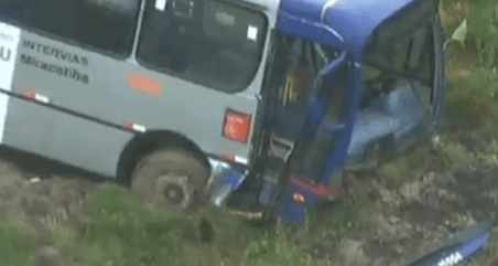 Grave acidente de ônibus deixa cinco  pessoas feridas nessa manhã