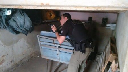 Polícia vasculha a casa do homem que tentou matar mulher nesta tarde