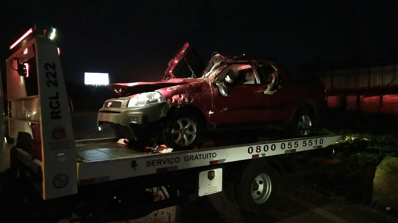 Carro capota em Piracicaba e deixa duas pessoas feridas