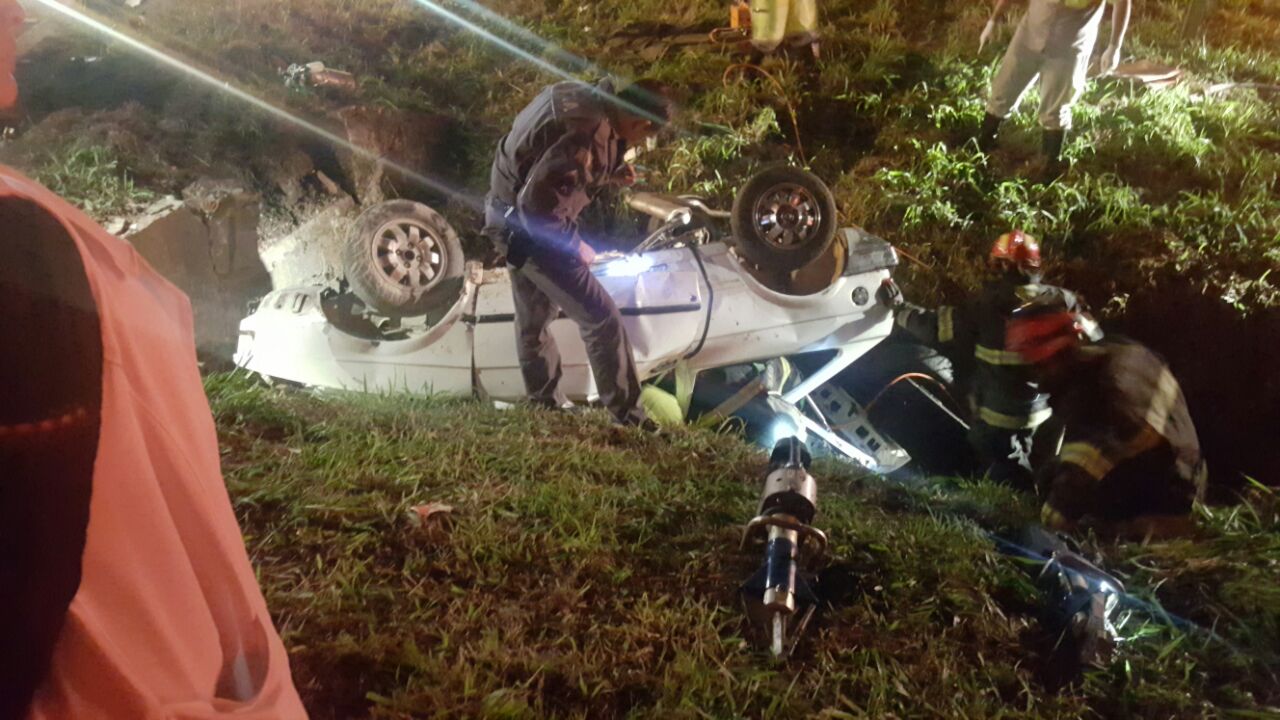 Grave capotamento de carro mobiliza o Corpo de Bombeiros de Piracicaba em Saltinho