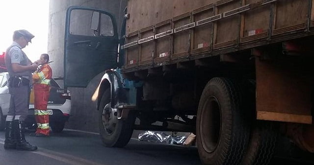 Mulher morre esmagada por caminhão e homem após ser arrastado por motocicleta