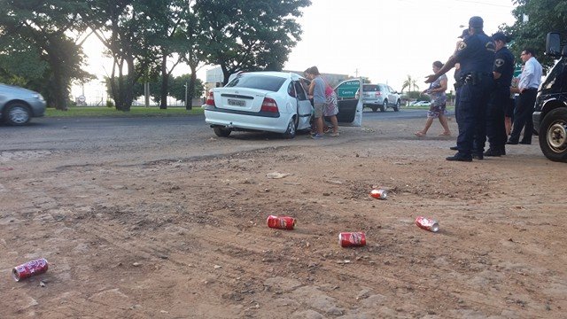 Carro desgovernado invade posto em Piracicaba