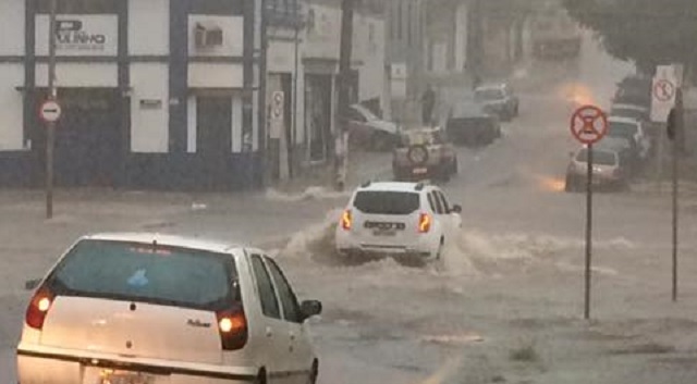 Tempestade alaga ruas e avenidas de Piracicaba