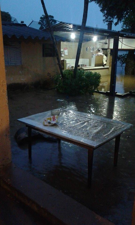 Chuva forte derruba teto de escola, árvores e alaga ruas e avenidas