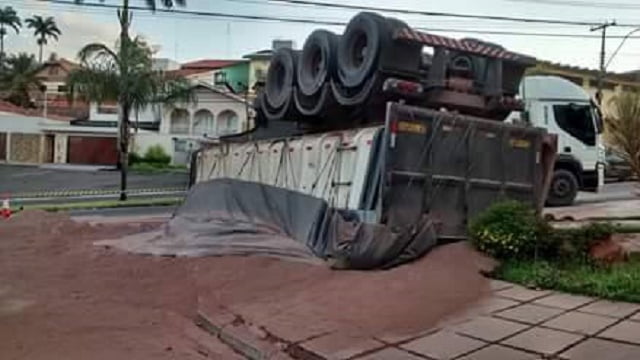 Caminhão capota na subida da Avenida Doutor Paulo de Moraes, em Piracicaba
