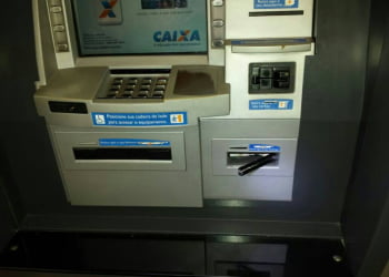 Homem desconfiou do equipamento porque ele nÃ£o emitiu o comprovante de depÃ³sito. - Foto: Valter Martins