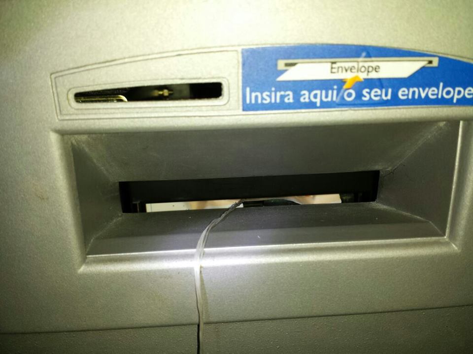 Foto mostra linha que segurava em um compartimento falso os envelopes com dinheiro fora do caixa-eletrÃ´nico onde um bandido passaria retirar. Foto: Valter Martins