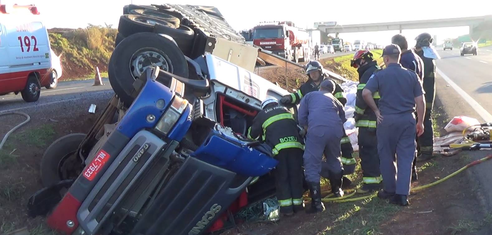 Caminhão tomba e mata motorista na Luiz de Queiroz