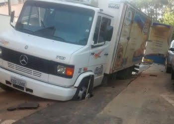 CaminhÃ£o ficou preso no buraco por volta das seis da manhÃ£ - Foto: Valter Martins