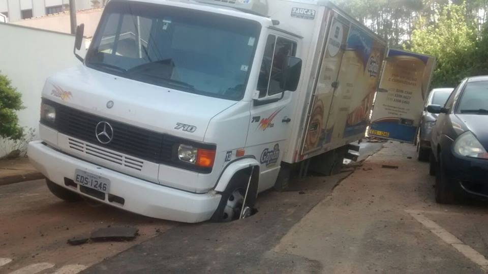 Asfalto novo não suporta caminhão e sede no São Dimas