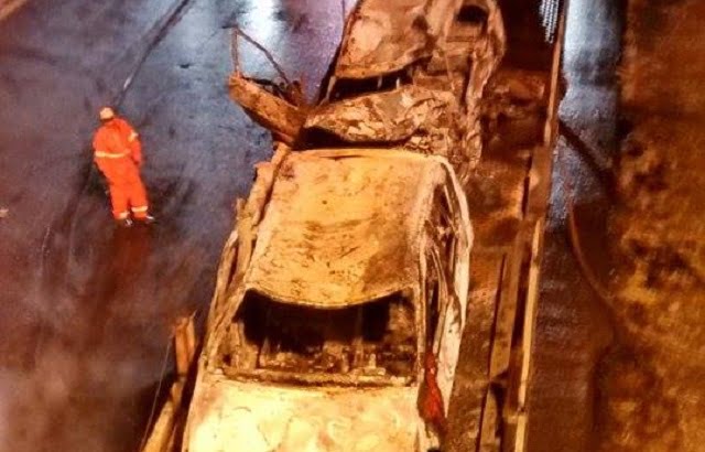 Caminhão cegonha pega fogo; 10 veículos viram cinzas