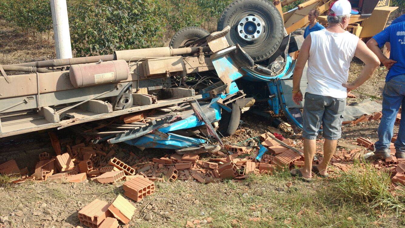 Caminhão capota e deixa motorista gravemente ferido em Piracicaba
