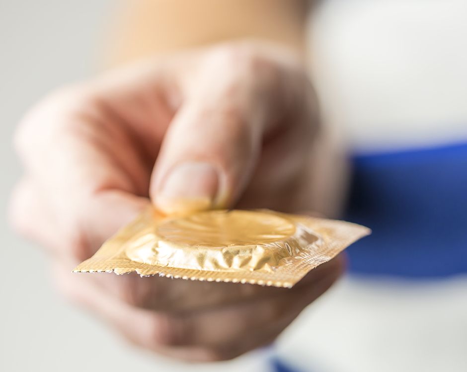 Obrigado a usar camisinha, homem bate em mulher e vai preso