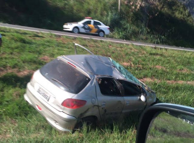 Mulher capota carro após colidir em ônibus em Piracicaba
