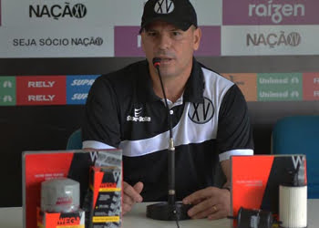 Na imagem, o treinador Cleber Gaúcho aparece dando entrevista aos jornalistas - Foto: Dvulgação