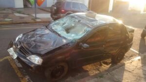 Carro ficou todo amaçado após aventura do bêbado na contra mão da rodovia. Foto: Valter Martins