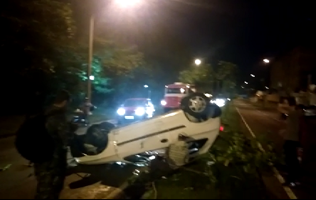 Jovem capota carro na zona leste de Piracicaba na manhã deste sábado (25)