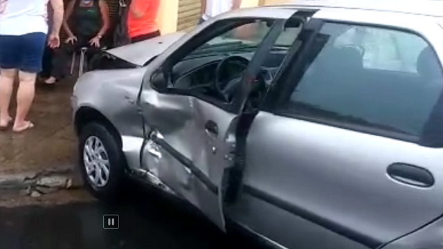 Acidente entre dois carros deixa mulher ferida em Piracicaba