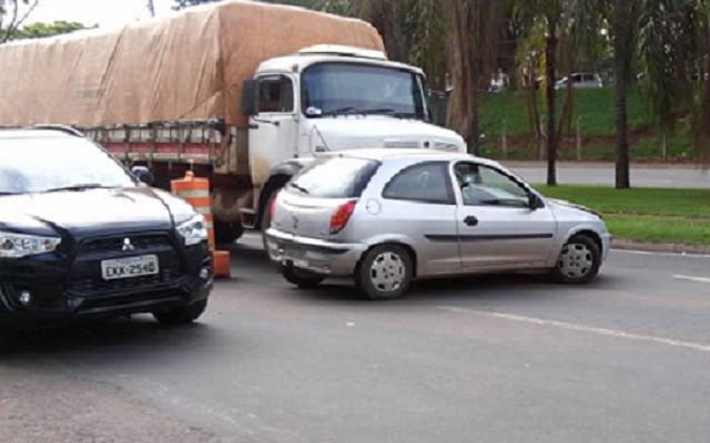 Caminhão arrasta carro em acidente na frente do shopping