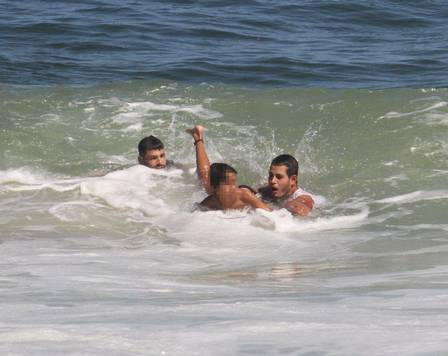 Cauã Reymond salva criança que estava se afogando em praia do Rio