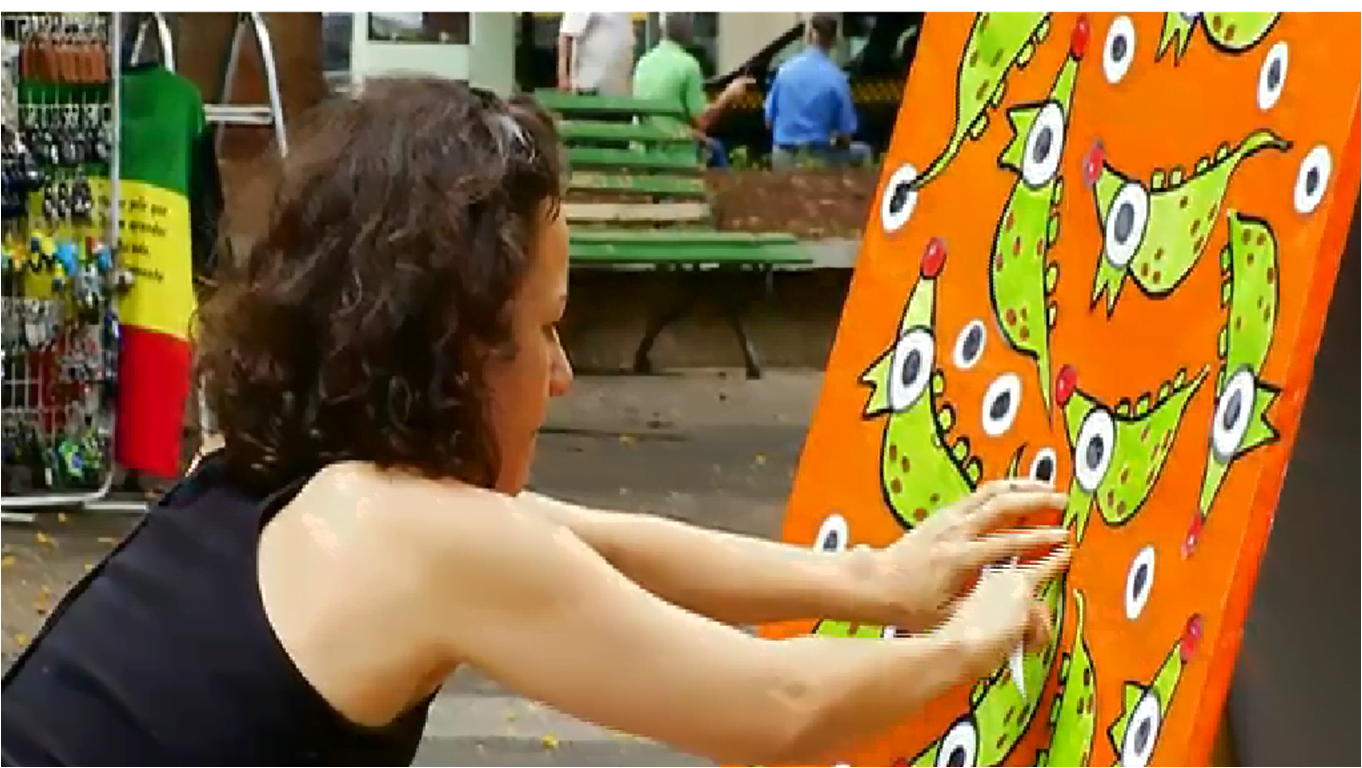 Cavaletes de políticos viram arte em protesto