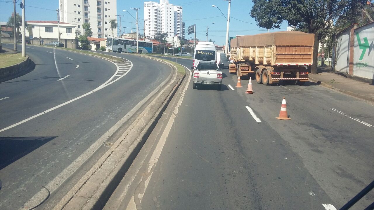 Caminhão bitrem atrapalha o trânsito na região do Lar dos Velhinhos, em Piracicaba