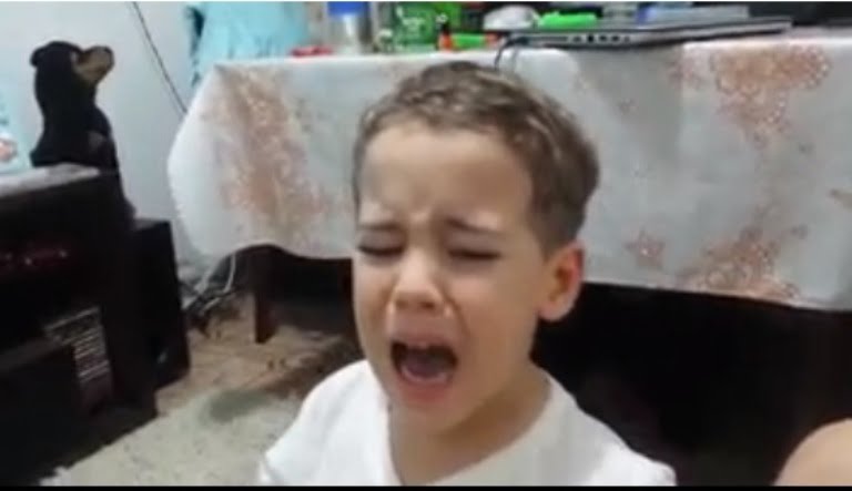 Em vídeo, criança chora na possibilidade de assistir o “Zorra Total”