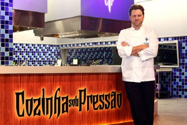 Apresentador do “Cozinha Sob Pressão” do SBT pega fogo em gravação