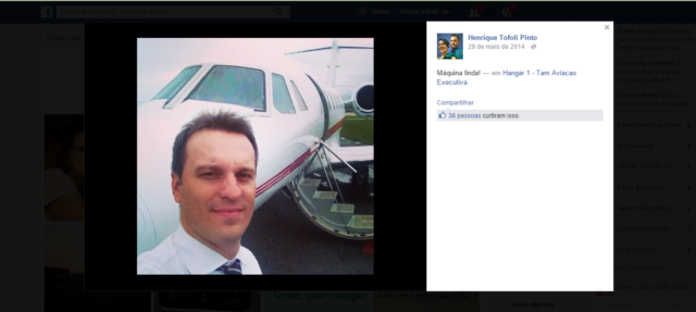 Em março de 2014, Tofoli postou foto ao lado de aeronave que caiu e disse "Máquina Linda!" - Foto: Reprodução / Facebook